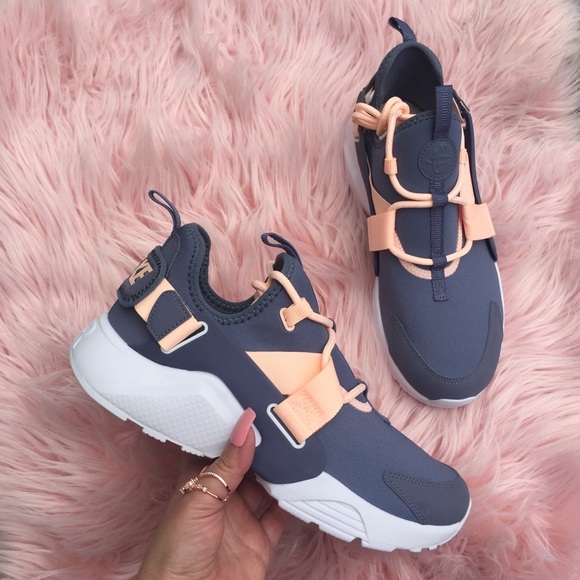 New Women’s Nike Air Huarache Sneakers - Picture 5 of 5